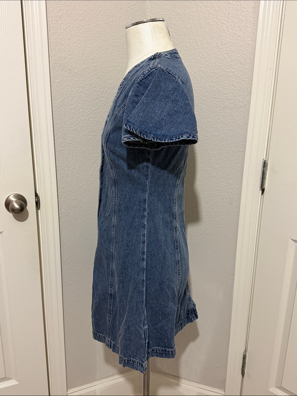 GAP Blue Denim Button-Front V-Neck Mini Dress Flutter Sleeves Flattering - Picture 4 of 7
